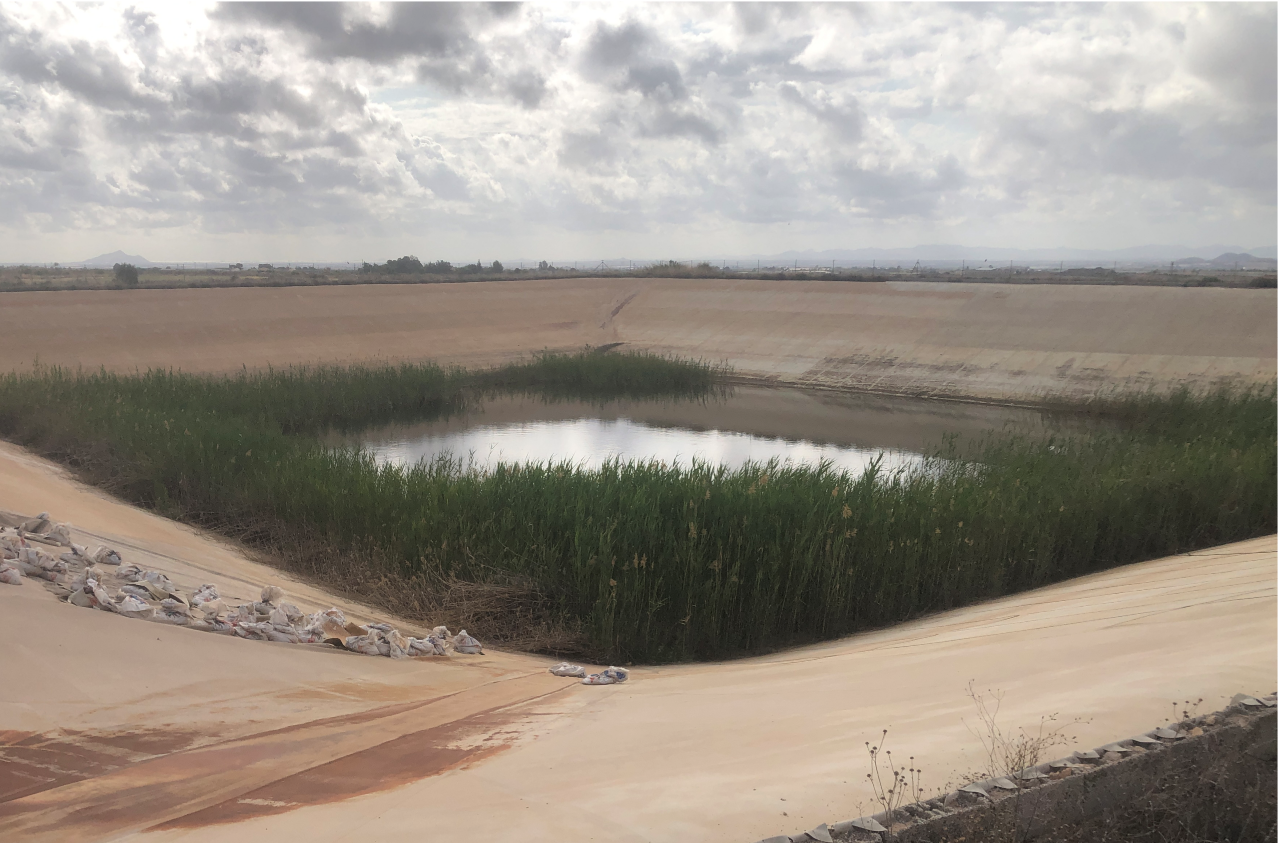 Un lac de barrage en période de sécheresse