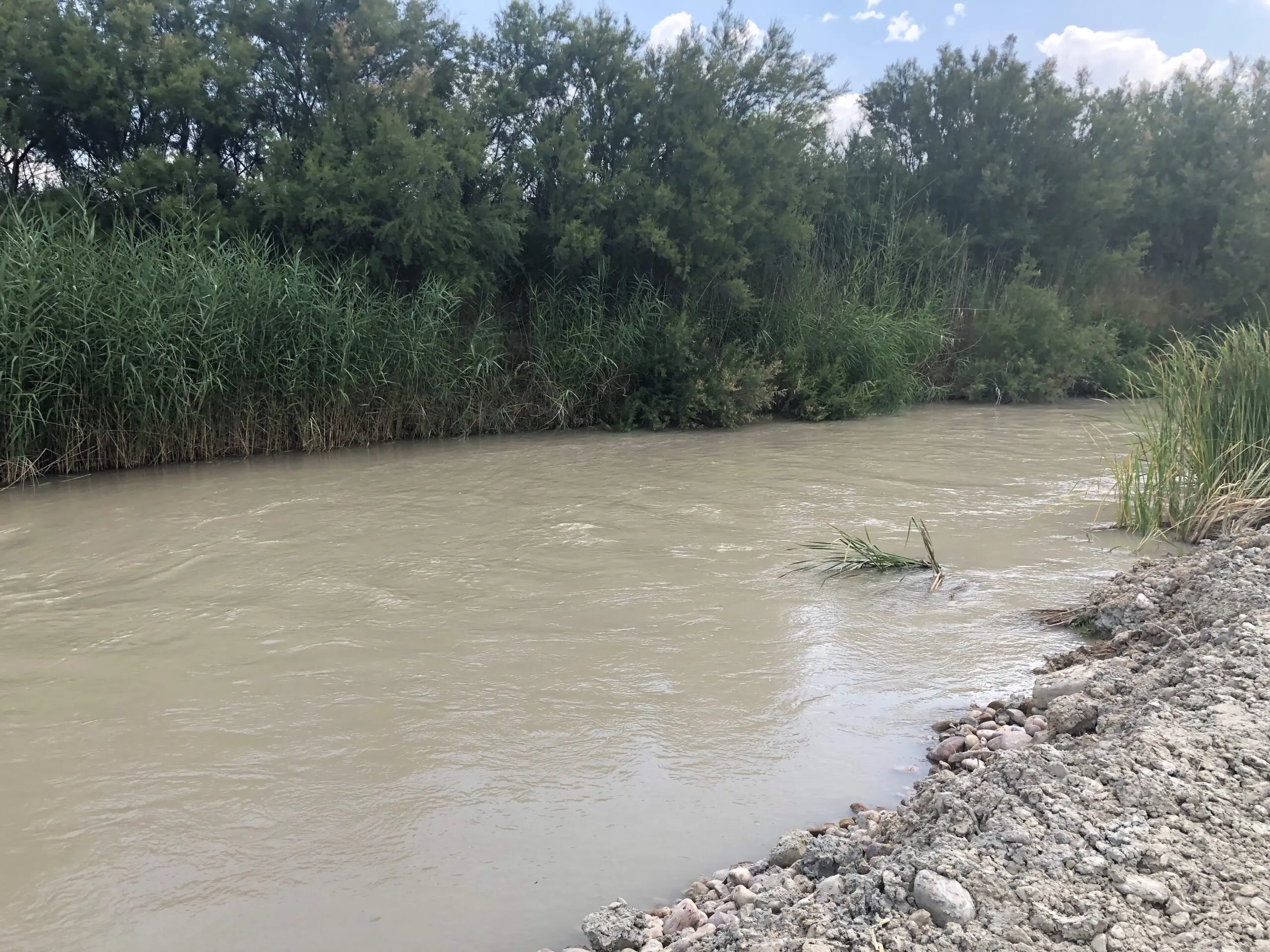 Eau de rivière, canaux à ciel ouvert, sécheresse